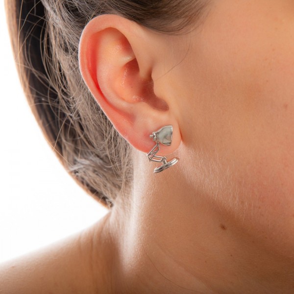 Lámpara chapada en oro blanco de Disney Pixar y aretes de bola Luxo que no coinciden
