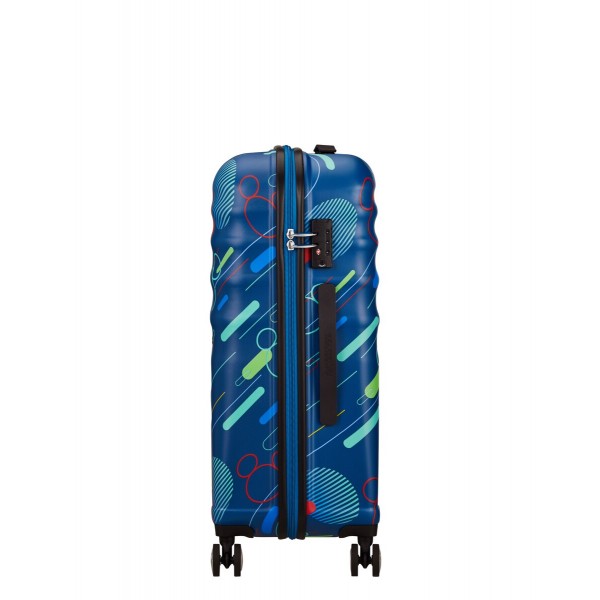 Maleta mediana Wavebreaker rígida con capacidad de 64 L.
