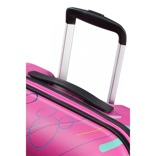 Maleta mediana Wavebreaker rígida con capacidad de 64 L.