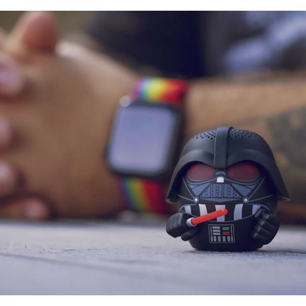Mini altavoz Bitty Boomers Darth Vader con ojos rojos y sable láser 5 cm