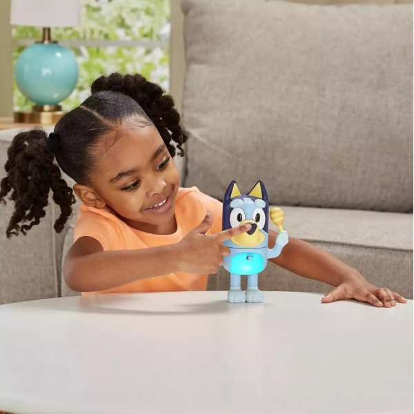 Bluey Figura ¡Muevete con Bluey! con Luz y Sonidos